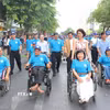 Thứ trưởng Bộ Y tế Nguyễn Thị Liên Hương và ông Nguyễn Mạnh Cường, Phó Chủ tịch Ủy ban Nhân dân Thành phố Hồ Chí Minh, cùng các đại biểu và người khuyết tật đi bộ đồng hành nhân Lễ kỷ niệm Ngày Người khuyết tật Việt Nam. (Ảnh: Thanh Vũ/TTXVN)