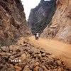 Tuyến đường độc đạo kết nối xóm Tiểu Khu và xóm Bích Trụ chậm tiến độ. (Ảnh: Thanh Hải/TTXVN)