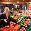 Người dân mua sắm tại siêu thị ở Vienna, Áo. (Ảnh: THX/TTXVN)