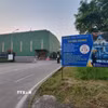 Bảng tuyển dụng được đặt ở những vị trí bắt mắt để chiêu lao động vào làm việc. (Ảnh: Mạnh Khánh/TTXVN)