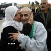 Người thân đón các tù nhân Palestine được trả tự do tại thành phố Ramallah, Khu Bờ Tây, ngày 1/2. (Ảnh: THX/TTXVN)