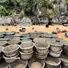 Tang vật tịch thu của các hộ nuôi trái phép trên Vịnh Hạ Long. (Ảnh: TTXVN phát)