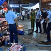 Lực lượng chức năng phát hiện và triệt phá đường dây giết mổ, tiêu thụ thịt lợn nhiễm bệnh ra thị trường. (Ảnh: TTXVN phát)