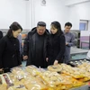 Nhà lãnh đạo Triều Tiên Kim Jong Un (giữa) tham quan khu phức hợp công nghiệp ở huyện Kangdong, ngoại ô Bình Nhưỡng. (Ảnh: Yonhap/TTXVN)