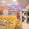 Đa dạng mặt hàng mẫu mã phục vụ khách mua sắm tại siêu thị AEON Long Biên. (Ảnh: Trần Việt/TTXVN)