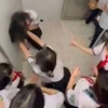 Nữ sinh bị các học sinh khác đánh. (Ảnh cắt từ clip)