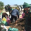 Lực lượng chức năng cùng nhân dân huy động vật tư, phương tiện, trang thiết bị khẩn cấp đắp đê sông Cầu để chống tràn vì nước lũ tiếp tục dâng cao. (Ảnh: Quốc Lũy/TTXVN)