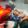 Cán bộ quân y Hải đội Biên phòng 2 tiến hành cấp cứu nạn nhân. (Ảnh: TTXVN phát)