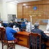 Nhân viên Bảo hiểm Xã hội tỉnh Hưng Yên hướng dẫn người dân làm thủ tục tham gia Bảo hiểm xã hội. (Ảnh: Phạm Kiên/TTXVN)