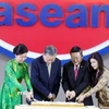 Tổng Bí thư Tô Lâm và Phu nhân cùng Tổng Thư ký ASEAN Kao Kim Hourn và Phu nhân cắt bánh chào mừng 30 năm Ngày Việt Nam gia nhập ASEAN (Indonesia, 10/3/2025). (Ảnh: Thống Nhất/TTXVN)