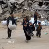 Người dân sơ tán tránh xung đột tại thị trấn Beit Lahia, Dải Gaza. (Ảnh: THX/TTXVN)