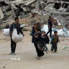Người dân sơ tán tránh xung đột tại thị trấn Beit Lahia, Dải Gaza. (Ảnh: THX/TTXVN)