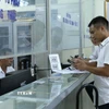 Người dân đến làm thủ tục, giấy tờ tại Bộ phận tiếp nhận và trả kết quả phường Trần Hưng Đạo, thành phố Nam Định. (Ảnh: Công Luật/TTXVN)