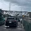 Cần cẩu thi công đè trúng hai xe ôtô trên cầu vượt Mỹ Thủy, thành phố Thủ Đức. (Ảnh: TTXVN phát)