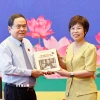 Tổng Giám đốc Thông tấn xã Việt Nam Vũ Việt Trang trân trọng trao tặng Chủ tịch Quốc hội Trần Thanh Mẫn cuốn sách ảnh “100 năm Báo chí Cách mạng Việt Nam (1925-2025)” do Nhà xuất bản Thông tấn biên soạn, xuất bản. (Ảnh: Doãn Tấn/TTXVN)