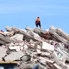 Đống đổ nát sau động đất tại La Guaira, Venezuela. (Ảnh: THX/TTXVN phát)