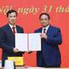 Thủ tướng Phạm Minh Chính trao Quyết định điều động, bổ nhiệm ông Bùi Thế Duy - Ủy viên dự khuyết Ban Chấp hành Trung ương Đảng, Phó chủ tịch Viện hàn lâm Khoa học và Công nghệ Việt Nam - giữ chức Giám đốc Đại học Quốc gia Hà Nội. (Ảnh: Dương Giang/TTXVN)