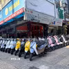 Khách hàng lựa chọn xe máy điện trên đường An Dương Vương nhằm thích ứng linh hoạt trước biến động của thị trường nhiên liệu. (Ảnh: Thanh Vũ/TTXVN)