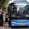 Người dân đón xe buýt trên đường Cộng Hòa, hướng vào trung tâm Thành phố Hồ Chí Minh sáng 6/4. (Ảnh: Tiến Lực/TTXVN)
