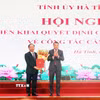Ủy viên Bộ Chính trị, Trưởng Ban tổ chức Trung ương Lê Minh Hưng trao Quyết định cho tân Bí thư tỉnh ủy Hà Tĩnh Nguyễn Duy Lâm. (Ảnh: Công Tường/TTXVN)