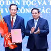 Thủ tướng Phạm Minh Chính trao Quyết định bổ nhiệm Bộ trưởng Bộ Dân tộc và Tôn giáo đối với ông Đào Ngọc Dung. (Ảnh: Dương Giang/TTXVN)