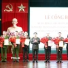 Công an tỉnh Đắk Lắk chuyển từ tư duy hành chính sang tư duy phục vụ 2 Đại tá Nguyễn Hữu Mạnh, Giám đốc Công an tỉnh Nam Định, trao các Quyết định của công an tỉnh về bổ nhiệm, điều chuyển cán bộ. (Ảnh: Thái Thuần/TTXVN)