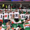 Cổ động viên Iran cổ vũ đội nhà. (Ảnh: AFP/ TTXVN)