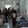 Các bệnh nhân nhập viện Bệnh viện Đa khoa khu vực Hướng Hóa nghi do ngộ độc thực phẩm. (Ảnh: TTXVN phát)