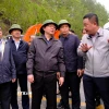 Phó Thủ tướng Hồ Quốc Dũng cùng đoàn công tác kiểm tra thực tế tại hiện trường sạt lở tuyến đèo Mimosa (một trong những cửa ngõ của Đà Lạt, Lâm Đồng). (Ảnh: Nguyễn Dũng/TTXVN)