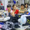 Công nhân tại một nhà máy sản xuất đồ bơi ở Tấn Giang, tỉnh Phúc Kiến, miền Đông Trung Quốc. (Nguồn: AFP/Getty Images)