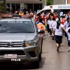 Học sinh sơ tán khỏi trường học ở tỉnh Nonthabur, Thái Lan sau vụ xả súng. (Ảnh: THX/TTXVN phát)