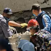 Lực lượng cứu hộ tìm kiếm nạn nhân sau trận động đất tại Cali, Colombia, ngày 11/8. (Ảnh: THX/TTXVN phát)