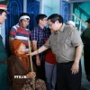 Thủ tướng Phạm Minh Chính thăm, động viên hộ gia đình bị thiệt hại nặng nề do mưa lũ tại thôn Phú Hữu, xã Hòa Thịnh. (Ảnh: Dương Giang/TTXVN)