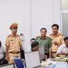 Thiếu tướng Nguyễn Văn Thuận, Giám đốc Công an thành phố Cần Thơ, kiểm tra công tác tiếp nhận hồ sơ của người dân tại Trung tâm Phục vụ hành chính công thành phố. (Ảnh: TTXVN phát)