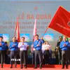 Ủy viên Bộ Chính trị, Bí thư Trung ương Đảng, Trưởng Ban Chính sách, chiến lược Trung ương Nguyễn Thanh Nghị thực hiện nghi thức trao cờ hiệu Chiến dịch Thanh niên tình nguyện Hè năm 2026. (Ảnh: Công Mạo/TTXVN)