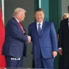 Tổng thống Mỹ Donald Trump (trái) trong cuộc hội đàm với Chủ tịch Trung Quốc Tập Cận Bình (thứ 2, phải) tại Busan, Hàn Quốc. (Ảnh: Yonhap/TTXVN)