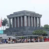 Đông đảo người dân xếp hàng vào Lăng viếng Chủ tịch Hồ Chí Minh. (Ảnh: Minh Đức/TTXVN)