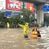Công nhân làm nhiệm vụ thoát nước tại khu vực ngập sâu trên đường Nguyễn Trãi (Hà Nội). (Ảnh: Quốc Lũy/TTXVN)