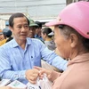 Ông Nguyễn Thái Học, Phó Bí thư Đảng ủy Mặt trận Tổ quốc, và các đoàn thể Trung ương, động viên người dân vùng lũ xã Tuy An Đông, tỉnh Đắk Lắk. (Ảnh: Tường Quân/TTXVN)