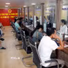 Cán bộ, công chức bộ phận Một cửa xã Minh Đài (Phú Thọ) tiếp nhận, hướng dẫn và xử lý hồ sơ hành chính cho người dân. (Ảnh: Tạ Toàn/TTXVN)