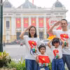 Một gia đình chụp ảnh lưu lại kỷ niệm trong dịp kỷ niệm 50 năm Ngày Giải phóng miền Nam, thống nhất đất nước (30/4/2025). (Ảnh: Khánh Hòa/TTXVN)