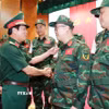 Đại tướng Nguyễn Tân Cương, Ủy viên Trung ương Đảng, Tổng Tham mưu trưởng Quân đội Nhân dân Việt Nam, Thứ trưởng Bộ Quốc phòng động viên, giao nhiệm vụ cho các sỹ quan, quân nhân lên đường sang Venezuela làm nhiệm vụ. (Ảnh: Trọng Đức/TTXVN)