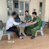 Anh Điểu Th. trình bày sự việc với cán bộ Công an xã Tân Hưng. (Ảnh: TTXVN phát)