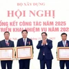 Thủ tướng Phạm Minh Chính trao Huân chương Lao động hạng Nhất; Nhì; Ba các cá nhân có thành tích xuất sắc của Bộ trưởng Bộ Xây dựng Trần Hồng Minh. (Ảnh: Dương Giang/TTXVN)
