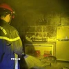 Lực lượng Cảnh sát Phòng cháy chữa cháy và Cứu hộ cứu nạn xử lý hiện trường vụ cháy rạng sáng 21/12 giữa phố Đà Lạt. (Ảnh TTXVN phát)