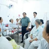 Thủ tướng Phạm Minh Chính thăm, tặng quà động viên bệnh nhân đang điều trị tại Bệnh viện Ung bướu thành phố Cần Thơ. (Ảnh: Dương Giang/TTXVN)