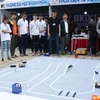 Học sinh, sinh viên thành phố Đà Nẵng trình diễn kỹ thuật của các robot thông minh. (Ảnh: Văn DũngTTXVN)