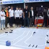 Học sinh, sinh viên thành phố Đà Nẵng trình diễn kỹ thuật của các robot thông minh. (Ảnh: Văn DũngTTXVN)