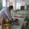 Bác sỹ Khoa Nhi, Bệnh viện Đa khoa Bà Rịa, thăm khám cho bệnh nhân. (Ảnh: Hoàng Nhị/TTXVN)