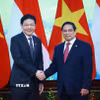Thủ tướng Phạm Minh Chính và Thủ tướng Cộng hòa Singapore Lawrence Wong chụp ảnh chung. (Ảnh: Dương Giang/TTXVN)
